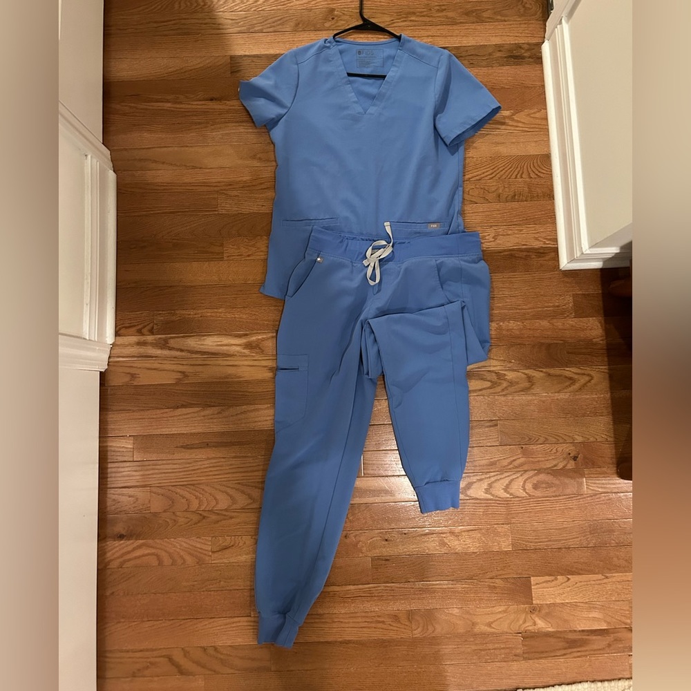 Figs Ceil Blue Scrub Set: S top, M jogger